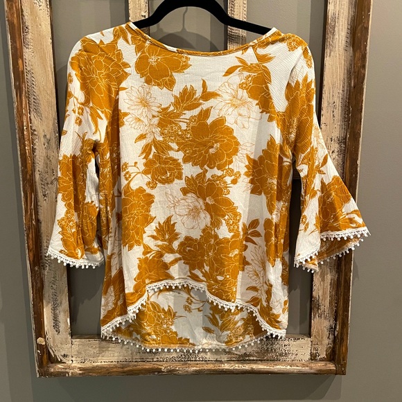 Tops - COPY - Floral blouse with lace trim